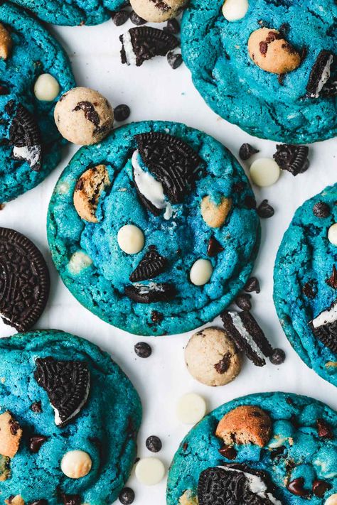 Enjoy our Soft & Chewy Cookie Monster Cookies – they're packed with Oreo-filled centers, bits of mini chocolate chip cookies, and a mix of white and dark chocolate chips. These vibrant blue cookies are a visual treat and a taste sensation, perfect for satisfying your cookie cravings. Interesting Cookies, Cookie Monster Cookies, Oreo Cookie Dough, Cookies Monster, Oreo Cheesecake Cookies, Oreo Stuffed Chocolate Chip Cookies, Cookies Stuffed, Crispy Chocolate Chip Cookies, Monster Cookies Recipe