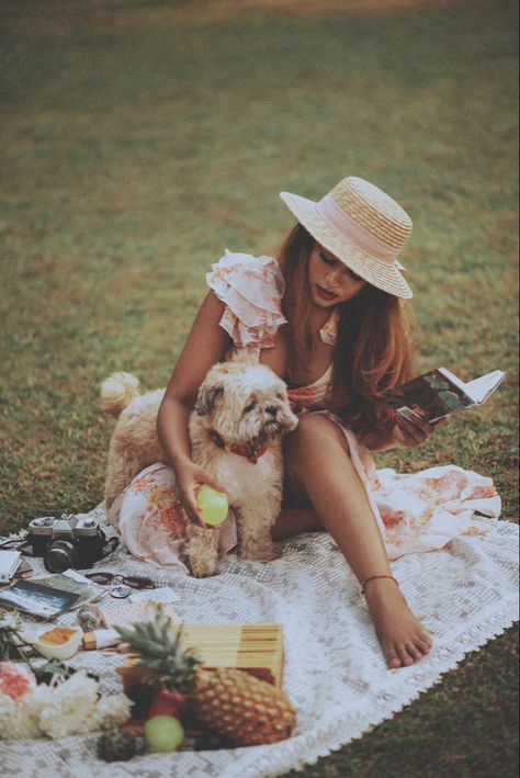 Picnic With Dog Photoshoot, Dog Picnic Photoshoot, Picnic With Dog, Poodle Photoshoot, Taco Picnic, Bridgerton Photoshoot, Dog Picnic, Dog Family Pictures, Rainy Photoshoot