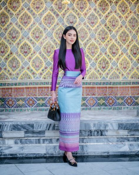 @davikah on Instagram: “💜” Chinese Long Dress, Thailand Dress, Thai Silk Dresses, Kebaya Modern Dress, Thailand Fashion, Myanmar Traditional Dress, Myanmar Dress Design, High Fashion Couture, Thai Dress