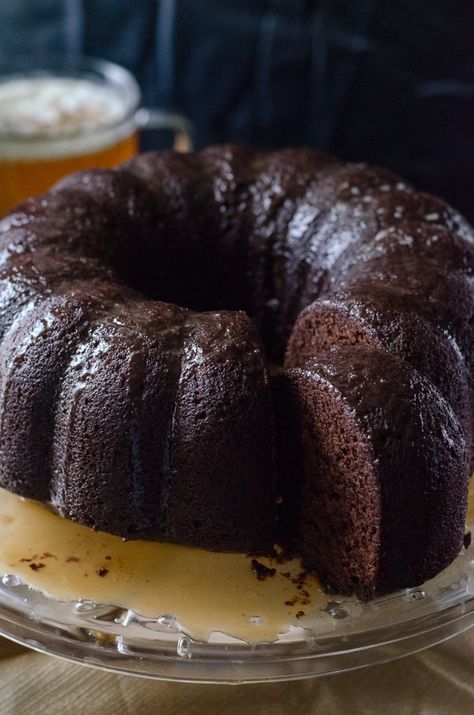 Hot Chocolate Buttered Rum Bundt | This dense chocolate cake is spiced and flavored like a mug of Hot Buttered Rum, then doused in a butter rum glaze - it's the ultimate boozy bundt! Booze Cakes, Guinness Recipes, Guinness Chocolate, Guinness Cake, Patty Cake, Chocolate Bundt, Cake Mug, Hot Buttered Rum, Mexican Chocolate