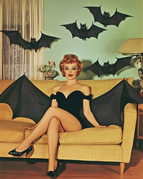 Pinup Background, Pin Up Halloween, Halloween Pinup, Pin Up Costume, Halloween Pin Up, Pin Up Drawings, Halloween Pins, Goth Women, Up Halloween