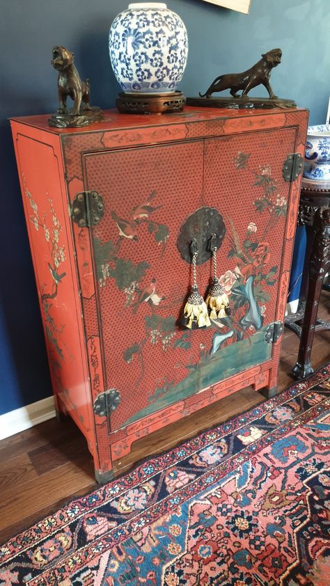 Vintage Chinese Interior Design, Chinese Inspired Home Decor, Chinoiserie Painted Furniture, Antique Asian Furniture, Chinese Antique Furniture, Vintage Chinese Furniture, Chinese Cabinet Living Room, Chinese Furniture Living Room, Chinese Room Decor