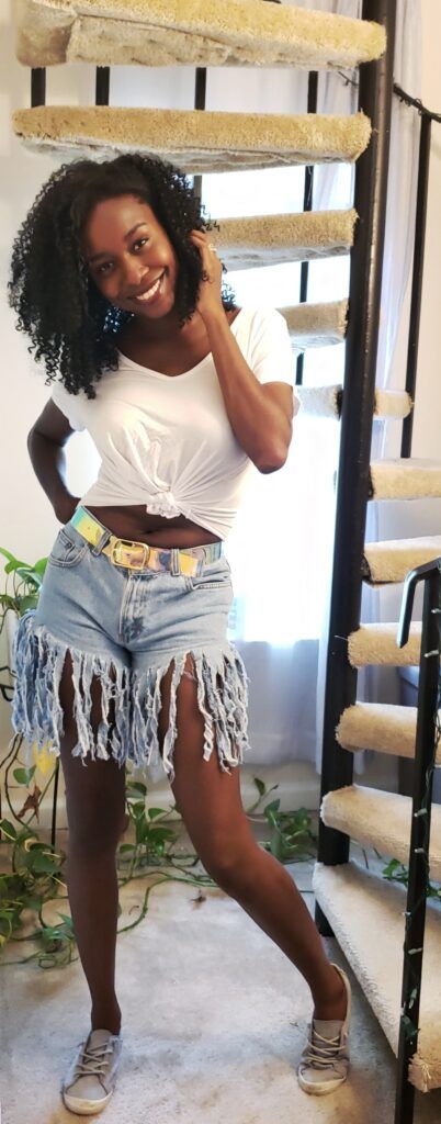 Jean Shorts With Fringe, Diy Fringe Shorts Jeans, Diy Fringe Jeans, How To Cut Fringe, Jean Shorts Long, Diamonds Outfit, Fringe Jean Shorts, Fringe Bottom Jeans, Fringe Diy