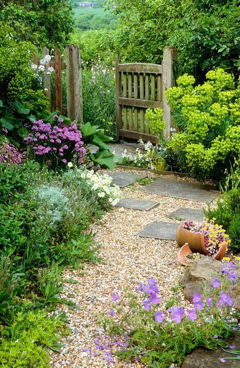 Small Cottage Garden Ideas, Garden Gate Design, Country Garden Decor, Garden Rustic, Cottage Garden Design, Gravel Garden, Have Inspiration, The Secret Garden, Garden Pathway