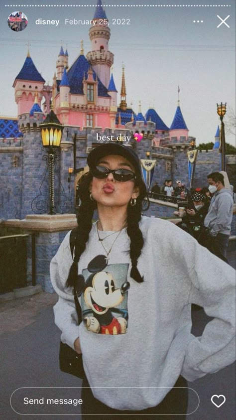 Celebrities Disneyland Outfits, Disney Paris Picture Ideas, Disneyland Cute Pictures, Disneyland Paris Outfit April, Celebrities At Disney World, Cute Disney Poses Photo Ideas, Disney World Story Ideas, Disneyland Selfies Ideas, Disney Halloween Photo Ideas