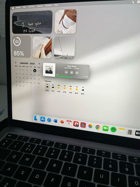 Macbook Air 13 Aesthetic, Spotify Widgets Aesthetic, Laptop And Phone Aesthetic, Things To Do On Your Macbook, Laptop Inspo Homescreen, Aesthetic Iphone Widget Ideas, Clean Aesthetic Macbook Wallpaper, Mac Book Desktop Aesthetic, Macbook Asethic