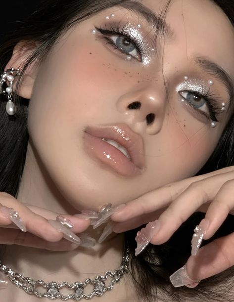 Eye Makeup Ideas Silver, Homecoming Glam Makeup, Silver Makeup Halloween, Black And White Douyin Makeup, Black And White Festival Makeup, Easy Futuristic Makeup, Makeup Ideas Black And White, Make Up With Silver Outfit, Silver And Brown Makeup