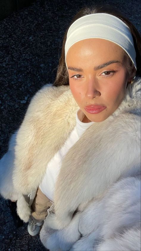 White Headband Aesthetic, White Fur Headband, Family Gathering Outfit, London Outfit, Snow Outfit, Stretchy Headbands, Winter Chic, Girl Fits, Winter Fits