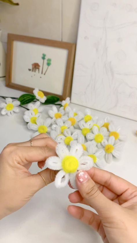 Toddler Craft Time: Fun Activities for Little Explorers Pipe Cleaner Crafts, Origami Flowers Tutorial, Pipe Cleaner Flowers, Diy Bouquet Wrap, Craft Projects For Adults, Make Paper Flowers, Flower Bouquet Diy, Flower Gift Ideas, Pinterest Diy Crafts