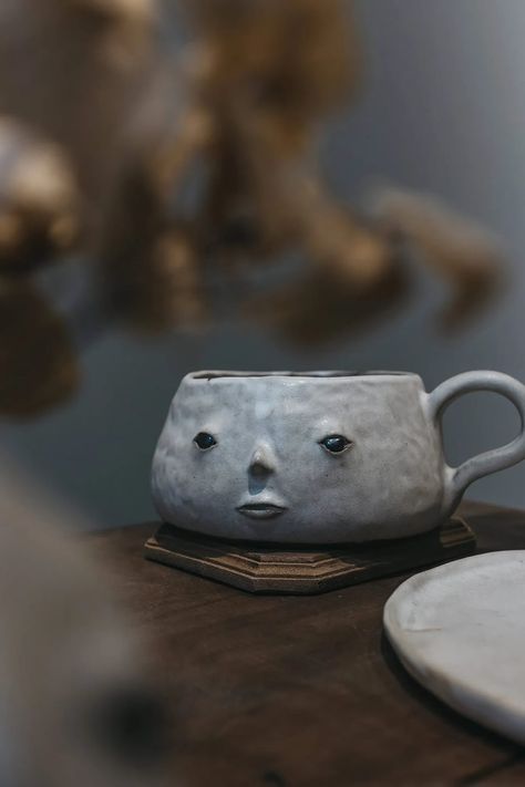 Artist Fan Yanting Creates Emotive Little Faces Sculptures From Minimalist Ceramics Minimalist Ceramics, Pottery Cafe, Diy Plaster, Handmade Cups, Ceramic Pieces, Face Mug, Organic Forms, Unique Vases, Pottery Crafts