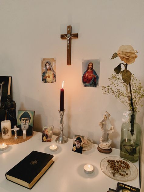 Christian House Aesthetic, Virgin Mary Decoration, Christian Decor Aesthetic, Catholic Vision Board Ideas, The Beauty Of Catholicism, Traditionalism Aesthetic, Traditional Catholicism Aesthetic, Alter Christian, Catholic Bedroom Aesthetic