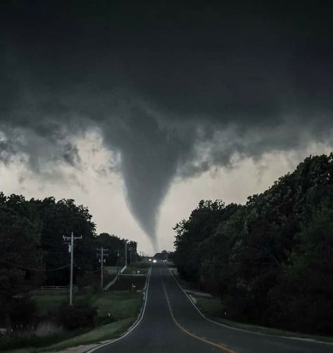 Tornado Weather Aesthetic, Tornado Chaser Aesthetic, Real Tornado Pictures, Tornadoes Aesthetic, Meteorology Aesthetic Job, Aesthetic Tornado, Storm Chaser Aesthetic, Meteorologist Aesthetic, Twisters Aesthetic