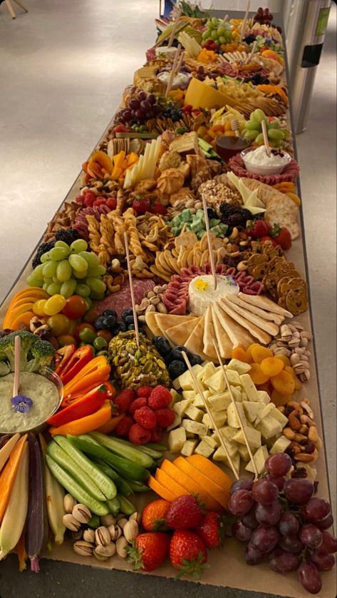 Charcuterie Board Wedding Appetizers, Pretzel Dessert Table, Graze Board Wedding, Oversized Charcuterie Board, Charcuterie Board Ideas Wedding Reception, Large Grazing Board, Charcuterie Board On Table, Charcuterie Board Wedding Cocktail Hour, Hot Food Buffet Ideas