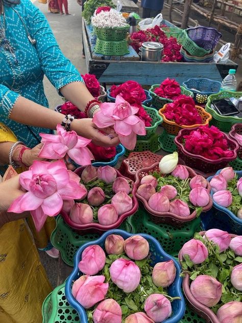 Varanasi, South Asian Aesthetic, Desi Love, Desi Fashion Casual, Nothing But Flowers, Flower Therapy, Desi Wedding, Indian Aesthetic, Desi Fashion