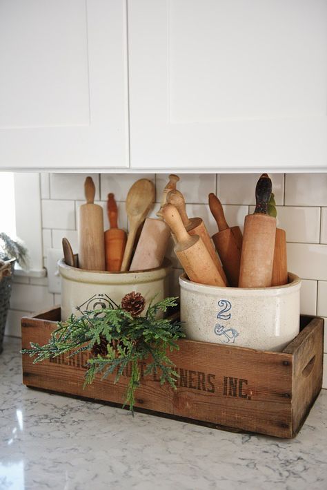 Simple winter kitchen - A great source for winter decor inspiration! Dapur Rustic, Crazy House, Decor Ikea, Kitchen Redo, Country Farmhouse Decor, Decor Minimalist, Farmhouse Kitchen Decor, Kitchen Makeover, Küchen Design