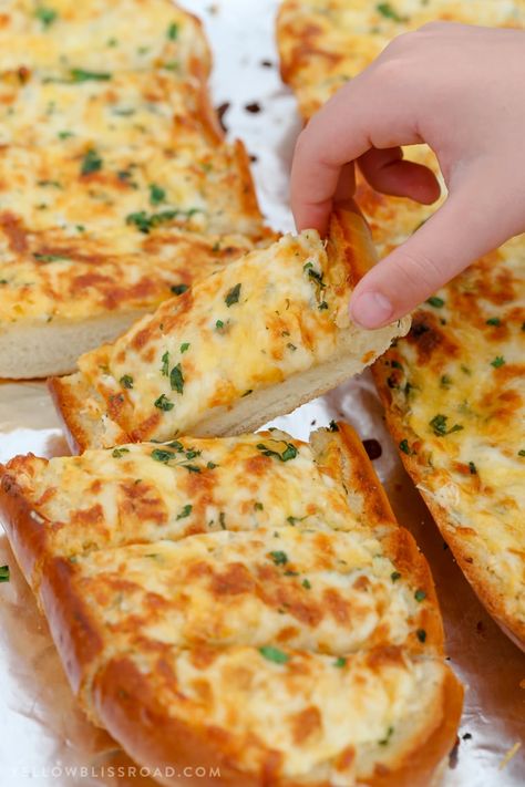 Homemade Garlic Bread Recipe, Cheesy Garlic Bread Recipe, Cooking Christmas, Christmas Side, Christmas Sides, Homemade Garlic Bread, Garlic Cheese Bread, Garlic Bread Recipe, Cheesy Garlic Bread