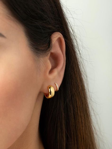 Minimalist Ear Piercings, Thick Gold Hoops, Chunky Gold Hoop Earrings, Pretty Ear Piercings, Types Of Earrings, Hoops Gold, White Gold Earrings, Huggie Earrings, Gold Hoops