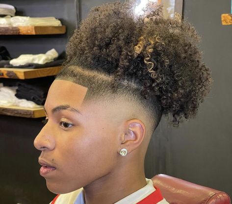 Black Man Bun With Fade, Curly Man Bun Fade, Taper Fade Short Hair, Fade Haircut Curly Hair, Afro Hairstyles Men, Natural Hair Haircuts, Bun With Curls, Curly Hair Fade, Man Bun Hairstyles