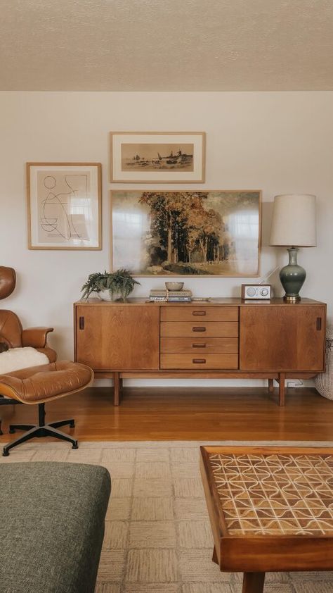 Mid Century Home Aesthetic, Midcentury Modern Organic Living Room, Vintage Furniture Modern Home, Green Lounge Chair Living Rooms, Minimalist Mid Century Bedroom, Comfy Mid Century Modern Living Room, Sparse Living Room, Cottagecore Mid Century, Mcm Green Couch