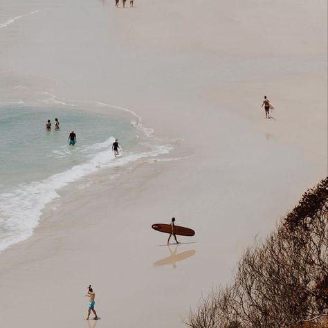 tori ☆ on Twitter: "https://t.co/aVBsMMPAEM" / Twitter Wategos Beach Byron Bay, Byron Bay Aesthetic, People On The Beach, Byron Beach, Aesthetic Beach Pictures, Surf Aesthetic, The Beach People, Surf Vibes, Surfer Style