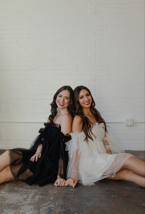 Friends Birthday Pictures Ideas, Birthday Poses With Best Friend, Four Friends Photoshoot, Pose Idea With Best Friend, Birthday Shoot With Friends, Bestie Studio Photoshoot, Sister Birthday Photoshoot Ideas, Adult Sisters Photoshoot, Bestie Birthday Photoshoot