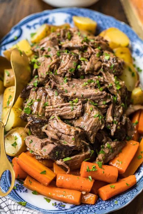 easy slow cooker pot roast with veggies Roast Crockpot, Beef Roasts, Crockpot Pot Roast, Crockpot Roast Recipes, Slow Cooker Pot Roast, Pot Roast Crock Pot Recipes, Chuck Roast Recipes, Cookie Rookie, Slow Cooker Roast