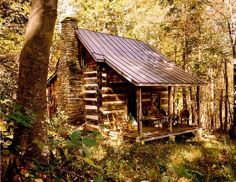 Small Rustic Log Cabins | much smaller and more quaint log cabin, it presents a cozy retreat ... Rustic Cabin Exterior, Small Log Homes, Old Cabins, Little Cabin In The Woods, Log Cabin Rustic, Small Log Cabin, Rustic Log Cabin, Cabin Exterior, Cabin Living