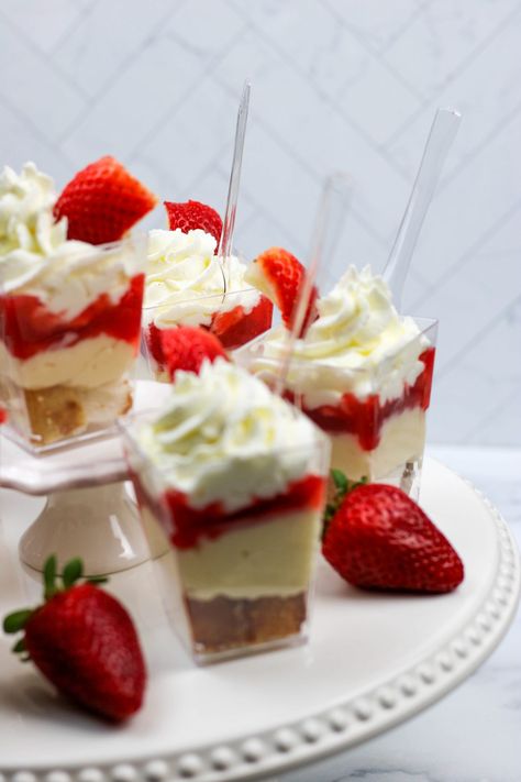 Strawberry Trifle Cups, Strawberry Parfaits, Shooters Desserts Recipes, Strawberry Desserts Cups, Cup Dessert Recipes, Strawberry Shortcake In A Cup, Trifle Cups Individual, No Bake Strawberry Shortcake, Shooters Recipes