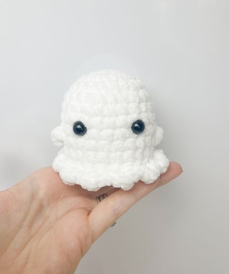 Rose and Lily Amigurumi: No-Sew Quick Crochet Ghost - Free Crochet Pattern Toys Quotes, Mushroom Patterns, Crochet Pour Halloween, Crochet Ghost, Crochet Unique, Fall Crochet Patterns, Easy Crochet Animals, Crochet Mignon, Confection Au Crochet