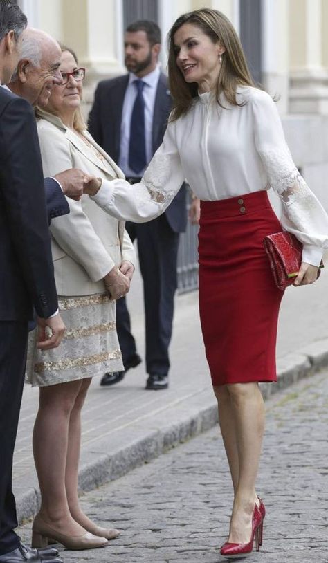 Áo Blu, Work Outfits Frauen, Fashionable Work Outfit, Rock Outfit, Letizia Of Spain, Classy Work Outfits, Outfit Trends, Stylish Work Outfits, Queen Letizia