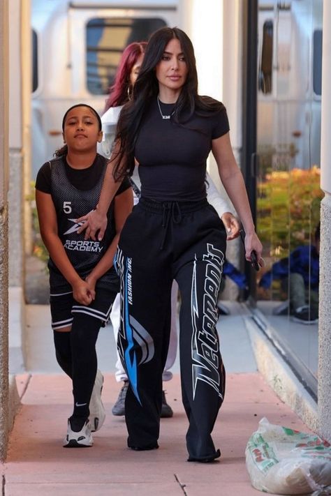 Kim Kardashian Style Casual, Kardashian Style Casual, 90s Girl Fashion, Khloe Kardashian Outfits, Kim Kardashian And North, Kim Kadarshian, Brown Sequin Dresses, Khloe Kardashian Photos, Estilo Kardashian