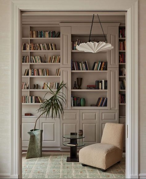 Light Mauve Paint, Townhouse Aesthetic, Mauve Paint, Chelsea Townhouse, Mahogany Flooring, Townhouse Interior, Light Mauve, Big Table, Bookshelf Design