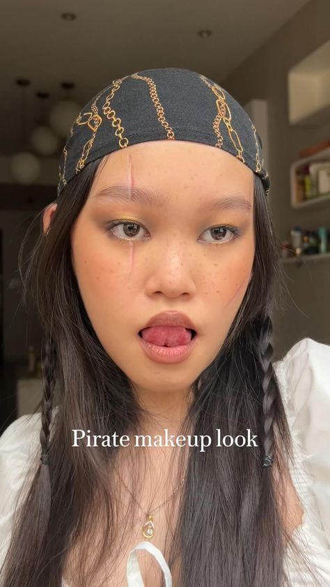 Pirate Makeup Female, Pirate Makeup, Pirate Hair, Girl Group Halloween Costumes, Pirate Costume Diy, Pirate Cosplay, Vampire Bride, Female Pirate Costume, Pretty Halloween Costumes