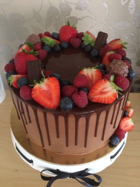 Drip cake Chocolate Cake With Fruit On Top, Drip Cake Designs, Chocolate Cake With Fruit, Chocolate Drip Cake Birthday, Sprinkle Drip Cake, Layer Cake Au Chocolat, Chocolate Birthday Cake Decoration, Drippy Cakes, Cake Decorated With Fruit