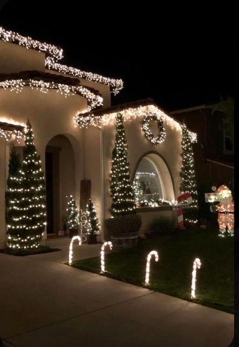 Christmas Lights Single Story House, Winter Wonderland Christmas Decorations Outdoor, House Lights Christmas Outdoor, Christmas Decor Astethic, Christmas Party Astethic, Elegant Christmas Decor Outdoor, Christmas House Lights Outdoor, Christmas House Outside, Christmas House Aesthetic