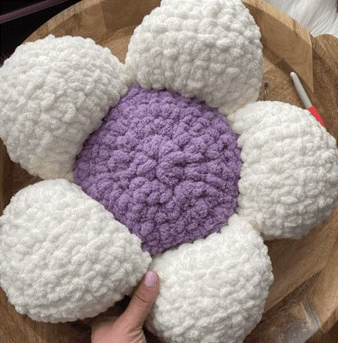 Flower Pillow Pattern, Chunky Yarn Crochet Pattern, Daisy Pillow, Chunky Yarn Crochet, Crochet Pillow Patterns Free, Crochet Cushion Pattern, Crochet Pillow Cover, Crochet Cushion Cover, Yarn Flowers