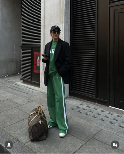 Green Adidas Pants Outfit, White Track Pants Outfit, Green Track Pants Outfit, Casual Green Outfit, Green Adidas Pants, Green Joggers Outfit, Dark Green Outfit, Green Outfit Aesthetic, Adidas Track Pants Outfit