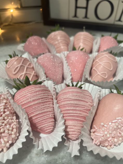 Quinceñera Food Ideas, Snacks For 18th Birthday, Food For A Quinceanera, Food At Birthday Party, Quinceanera Strawberries, Pink Birthday Party Drinks, Light Pink Strawberries, Pink Party Food Table Display, Treats Ideas For Party