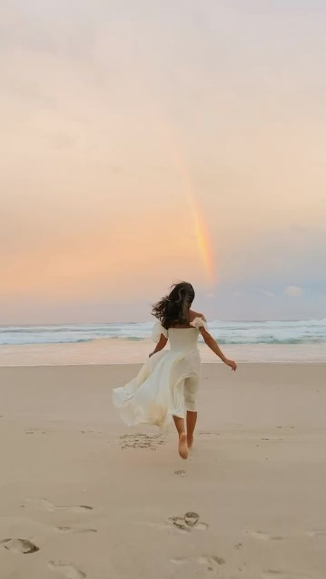 Woman Dancing Aesthetic, Beach Dance, October Vibes, Walking On A Dream, Motion Images, Travel Infographic, Pose Style, Beach Photography Poses, Sunset Pics