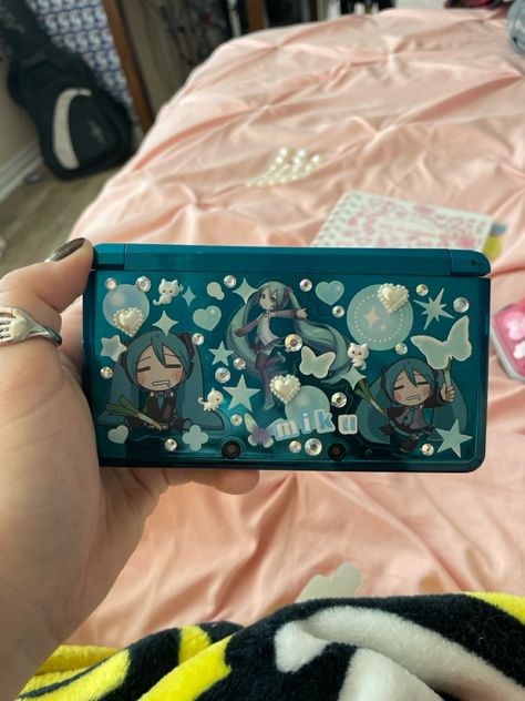 miku deco ds 3ds aqua aesthetic cute Blue 3ds Aesthetic, Dsi Xl Aesthetic, 3ds Customization, Ds Lite Aesthetic, 3ds Decoration, 3ds Xl Aesthetic, Nintendo 3ds Aesthetic, Nintendo Ds Aesthetic, 2ds Aesthetic