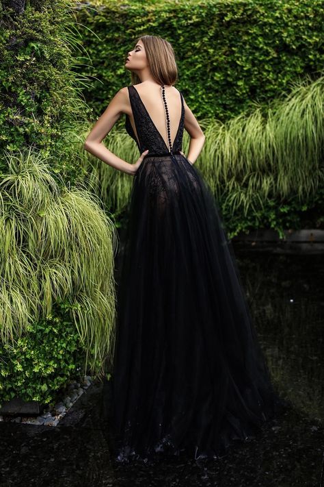 Black Prom Gown, Princes Fashion, Black Wedding Gowns, Modern Bridal Gowns, Beach Bohemian, V Neck Wedding Dress, Wedding Dresses Photos, Etsy Wedding Dress, Black Tulle