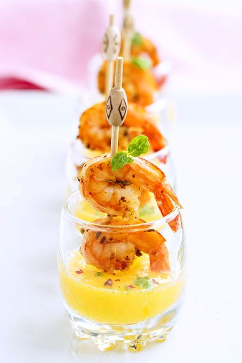 These grilled shrimp and mango puree shooters are easily prepared ahead and chilled, making them perfect Spring, Summer and anytime party favorites. CLICK HERE to get the recipe Shooter Recipes, Mango Sauce, Fest Temaer, Elegant Appetizers, Shrimp Appetizers, Tapas Recipes, Spanish Cuisine, Seafood Appetizers, Mango Puree