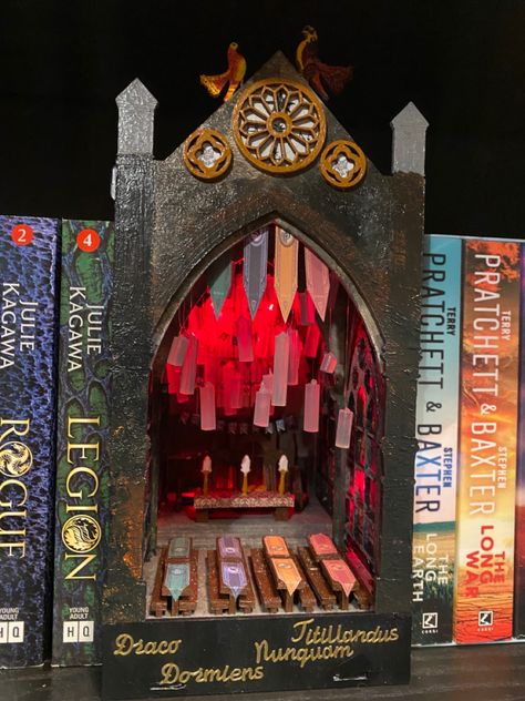 Fimo, Hogwarts Book Nook, Harry Potter Nook Book, Book Nook Shelf Insert Diy Harry Potter, Game Of Thrones Book Nook, Harry Potter Creative Ideas, Harry Potter Book Nook Diy, Booknook Harry Potter, Harry Potter Book Art