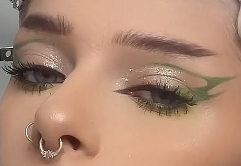 Edgy Green Makeup, Green And Black Eyeliner, Unique Eyeliner Looks Hooded Eyes, Green Make Up Ideas, Green Liner Makeup, Leaf Eyeliner, Dark Green Eyeliner, Green Graphic Eyeliner, Green Eyeliner Looks