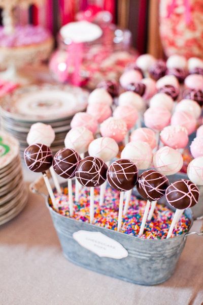 Cute way to display cake pops -- bucket filled with sprinkles. -- use dried beans and then a top layer of sprinkles Cake Pop Displays, Cake Ball, Map Wedding, Torte Cupcake, Sonoma Wedding, Oreo Pops, Cake Photography, Cake Display, Heart Cake