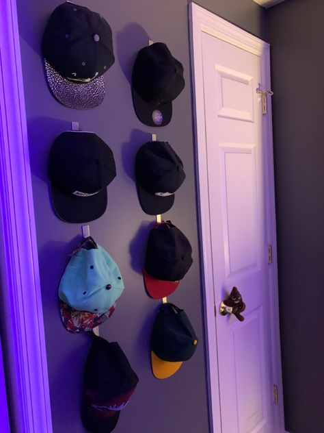 Hat storage. Hats Hanging On Wall Bedroom, Hat Display Ideas Wall Bedroom, Hats Hung On Wall, Hat Collection Display, Hat Room Decor, Hat Display Ideas Wall, Room Decor Ideas For Men, Ideas Para Organizar Cuarto, Hat Display Ideas