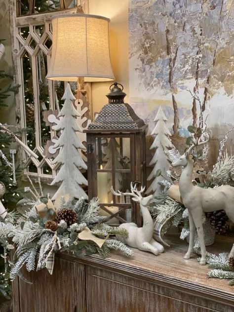 Front Porch Christmas Decor Ideas, Porch Christmas Decor Ideas, Porch Christmas Decor, Front Porch Christmas, Christmas Decor Ideas Diy, Christmas Decor Inspiration, Christmas Centerpieces Diy, Country Christmas Decorations, Christmas Mantel Decorations