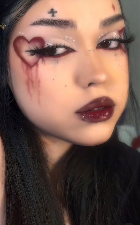 Rap Concert Makeup, Dark Brown Makeup Looks, Alt Valentines Makeup, Pre Shower Makeup, Crazy Makeup Looks Creative, Heart Eyeliner, Maquillage Halloween Simple, Heart Face Makeup, Holloween Makeup