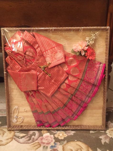 Saree dala for Bengali bride's engagement. More Saree Dala Decoration, Bengali Wedding Totto, Bengali Wedding Gift Tray, Bengali Wedding Tray Decoration, Saree Tray Decoration Ideas, Tatwa Decoration Bengali, Tatta Decoration Bengali, Saree Packing For Wedding, Gift Wrapping Ideas Indian