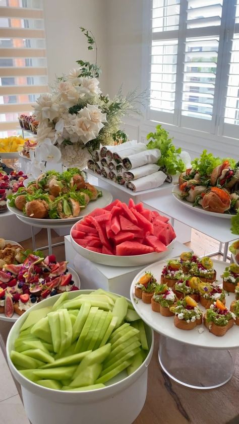 Serving Dishes For Entertaining, Breakfast Buffet At Home, At Home Dinner Party, Cabinet Makeover Kitchen, Catering Food Displays, Food Set Up, Ideas Short Hair, Iftar Party, Kitchen Cabinet Ideas